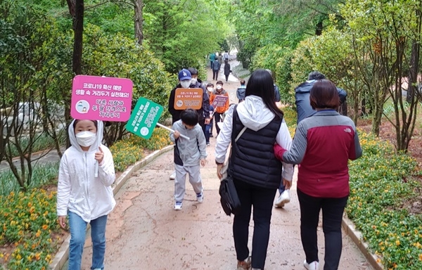 군 공무원과 가족 등 40여 명이 참여한 봉사활동에 어린 자녀들도 함께 최선을 다하고 있다.