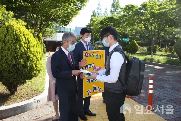 박종훈 경상남도교육감은 20일, 창원지역 고등학교를 찾아 고3 학생들을 만나 마스크를 전달하며 따뜻하게 인사를 나누는 시간을 가졌다. @ 경상남도교육청 제공
