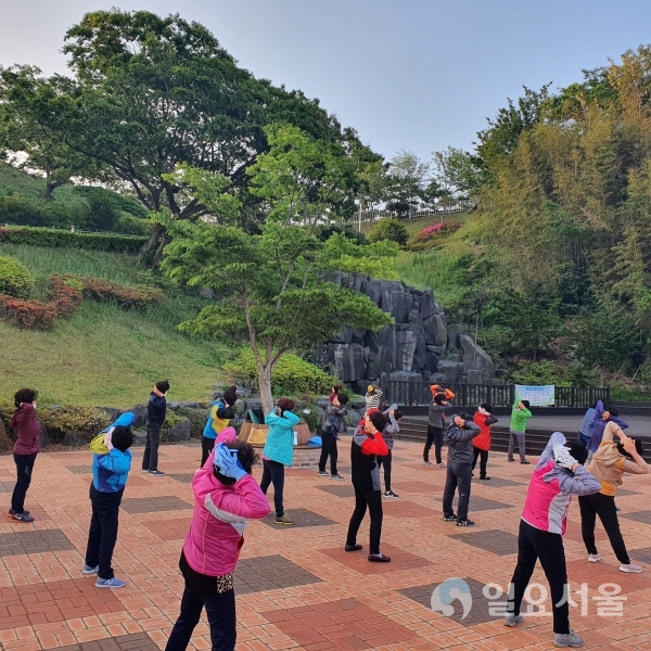 사천시보건소는 새벽과 저녁시간을 활용한 찾아가는 시민 체조교실을 운영한다. @ 사천시 제공