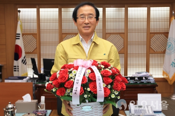 경상대학교 이상경 총장이 20일 오전, 집무실에서 화훼 농가를 지원하고 꽃 소비를 촉진하는 ‘플라워 버킷 챌린지’(화훼농가 돕기 도전) 캠페인에 동참했다. @ 경상대학교 제공