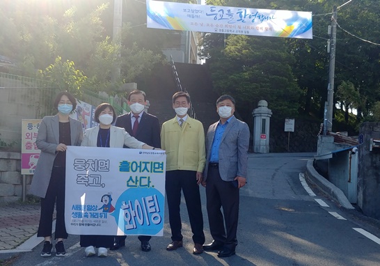 전남 장흥고(김광수 교장)는 온라인 개학 이후 첫 등교 개학을 맞이하여 고3 학생들을 격려하기 위해 교장, 교감 등 전체 교사가 발 벗고 나섰다.