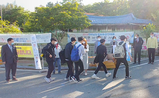 등교길에 고3학생은 "생활 속 거리두기를 지키며 열심히 학교생활을 하여 꼭 원하는 대학에 진학하겠다.”는 포부를 밝히기도 했다.