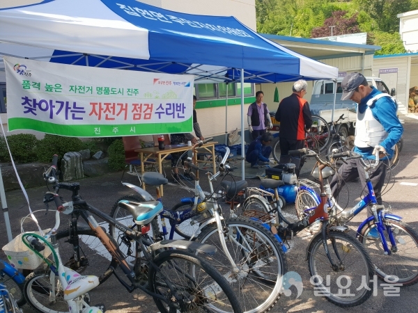 진주시는 올해 ‘찾아가는 자전거 점검’과 ‘장애인 보장구 점검' 서비스센터를 합동으로 운영한다. @ 진주시 제공