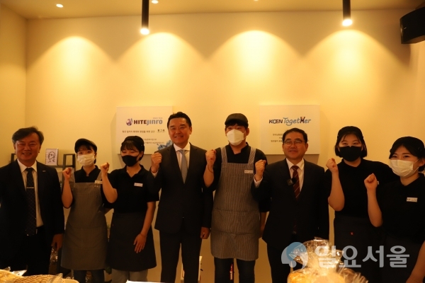 창원시 합성동에서 지난 20일, 저소득층 청년 자립을 위한 창업.일자리 지원사업인 청년 베이커리 빵그레 개점식이 열렸다. @ 한국남동발전(주) 제공