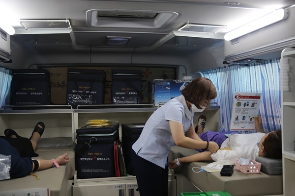 ▲지난 20일 광주도시철도공사는 광주시 서구 마륵동 공사 본사에서 대한적십자사 광주전남혈액원과 함께 생명나눔 단체 헌혈을 실시했다.(사진제공=광주도시철도공사)