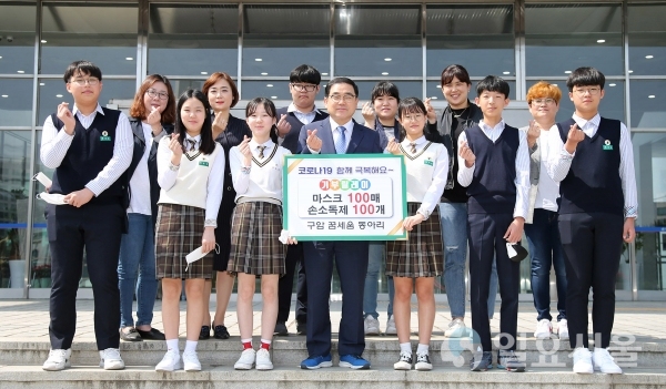 구암중학교 학생과 학부모로 구성된 청소년 봉사단 ‘꿈세움동아리’가 21일, 마스크와 손소독제를 각 100개씩 기부했다. @ 창원시 제공