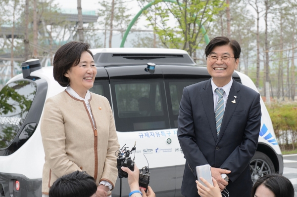 25일 박영선 중소기업벤처부장관과 이춘희 시장이 세종중앙공원 자율주행 규제자유특구 실증 사업 현장방문 행사에 참여하고 있다.