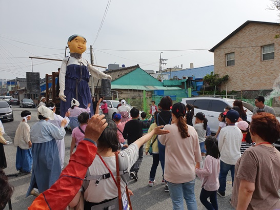 전남 목포시가 2020 생생문화재를 진행한다. (사진은 이동형 거리극을 진행하고 있는 모습)