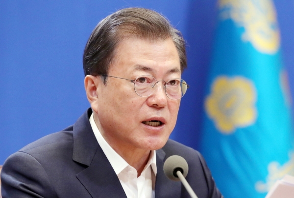문재인 대통령이 30일 청와대 본관 집현실에서 열린 제3차 비상경제회의에 참석해 발언하고 있다. [뉴시스]