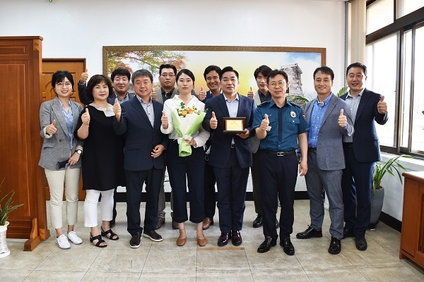 경주경찰서 정보계 ‘경북청 베스트 정보계’선정(인증패 수여식 후 동료직원들과 함께 사진을 찍고 있다).