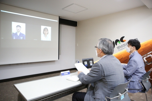 재학생들이 산학협력교육중점 교수와 온라인 진로취업 상담을 하고 있다
