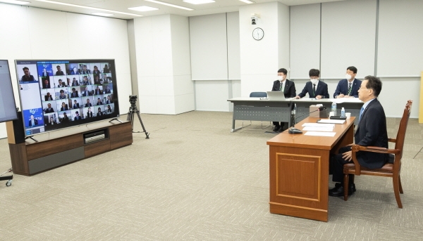 윤대희 신용보증기금 이사장이 1일 대구 본점에서 비대면 화상회의로 개최된 44주년 창립기념식에서 인사말씀을 하고 있다.