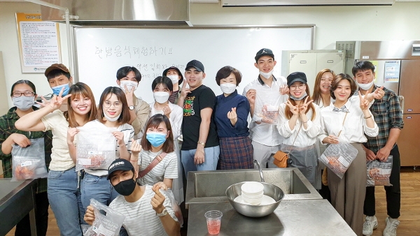 한방식품조리영양학부에서 한방음식을 체험하는 보건대유학생들.