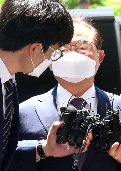 강제추행 혐의로 사전구속영장이 청구된 오거돈 전 부산시장이 2일 오전 구속 전 피의자 심문(영장실질심사)을 받은 이후 대기장소인 부산 동래구 동래경찰서로 들어가고 있다. 2020.06.02. [뉴시스]