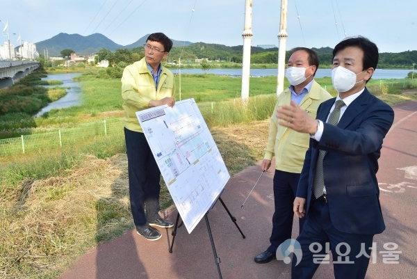 조규일 진주시장은 지난 2일 오후, 금산교를 찾아 주변 교통개선계획에 대한 점검과 함께 금산교를 이용하는 주민들의 의견을 듣는 시간을 가졌다.