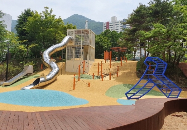 삼주어린이공원에 언덕 위 긴 미끄럼틀과 ㅅ모형 정글짐이 설치돼 있다.