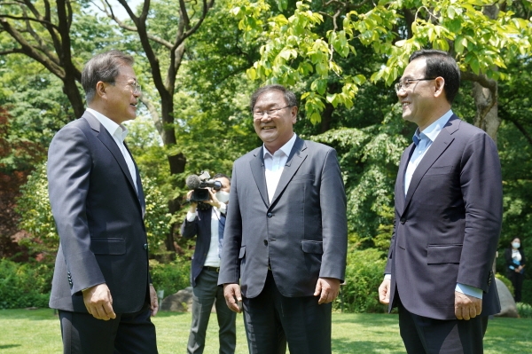 문재인 대통령이 김태년‧주호영 원내대표와 대화하고 있다. [뉴시스]
