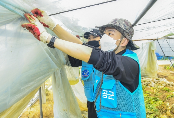 ▲3일~5일 공군 제1전투비행단은 부대 인근 4개 마을을 방문하여 농촌 일손돕기 대민지원을 실시했다.(사진제공=공군 제1전투비행단)