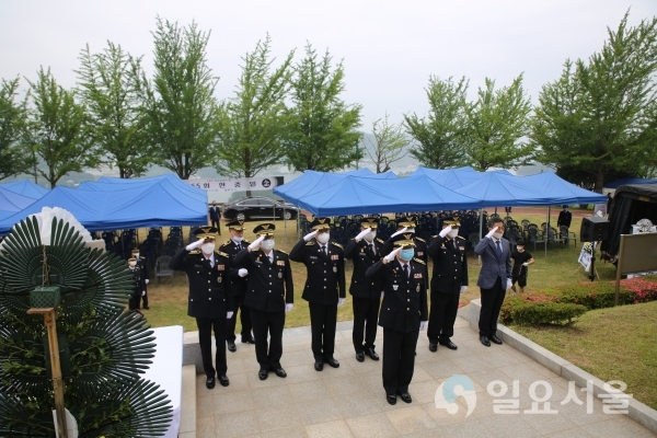 통영해양경찰서는 6일 오전, 제65회 현충일을 맞아 국가를 위해 희생한 순국선열과 호국영령에 대한 넋을 기리기 위해 통영시 무전동 원문고개에 위치한 충혼탑을 찾아 참배했다.