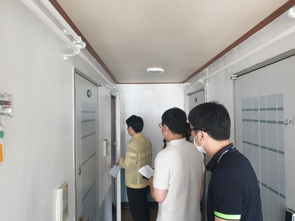 경주시 자가격리자 전담공무원이 1:1로 1일 2회 모니터링과 지리정보시스템(GIS) 통합상황판으로 24시간 이탈 여부를 확인하고, 불시 현장점검을 주기적 실시로 자가격리자 관리를 하고 있다.
