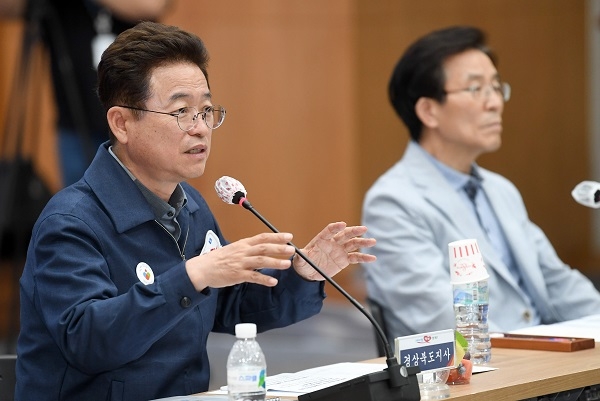 경북시장군수협의회 대구경북통합신공항 토론회에 참석한 이철우 도지사가 통합신공항 이전부지 선정이 조속히 마무리될 수 있도록 시장‧군수님들이 혜안을 모아달라.”고 당부하고 있다.