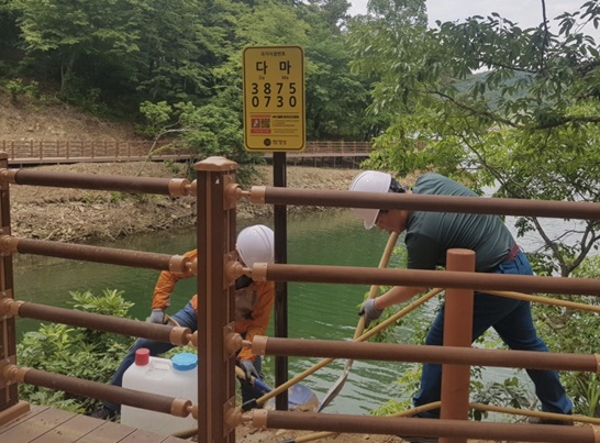 장성군이 장성호 수변길 일원에 스마트 국가지점 번호판을 설치했다.
