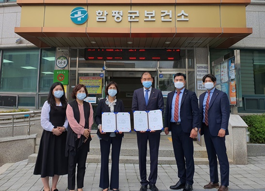 전남 함평군보건소와 씨젠의료재단은 ‘간염검사’ 관련 업무협약을 체결했다왼쪽에서 3번째: 정명희 함평군보건소장)