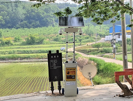 장성군이 쓰레기 불법 투기 지역에 이동식 감시카메라를 설치한다