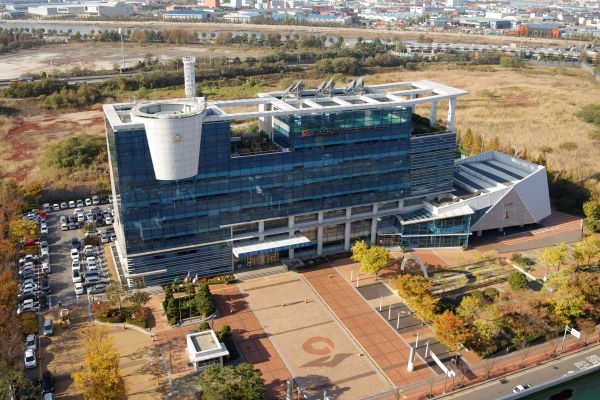옹진군, 어린 옥수수(10엽기 이하)등을 중심으로 주 1회 이상 정밀육안조사를 실시하는 한편, 열대거세미나방 방제에 관한 리플릿을 제작배부하고 있다