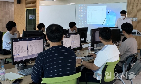 경상대학교 링크플러스(LINC+)사업단과 항공기 부품 전문기업인 ㈜아스트는 6월 8일부터 12일까지 경상대 BNIT R&D센터 803호 강의실에서 ㈜아스트 휴직자를 대상으로 카티아(CATIA) V5 고급과정 교육을 실시한다.