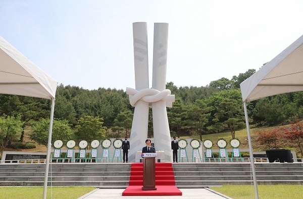 의성군(군수 김주수)이 6일 관내 충혼탑에서 코로나19 확산예방을 위해 보훈단체장, 기관단체장, 국가유공자 및 유가족 등 110여명만 참석한 가운데, ‘65회 현충일 추념식’을 거행했다.