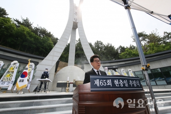 송도근 사천시장이 지난 6일, 사천호국공원 충혼탑 광장에서 열린 제65회 현충일 추념식에서 추념사를 하고 있다.
