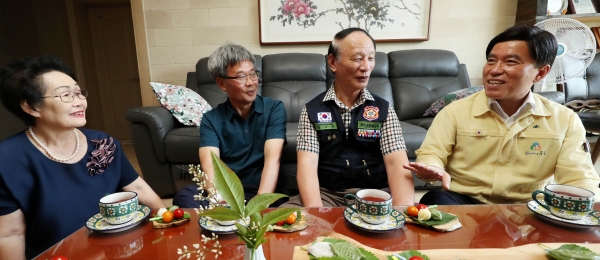 황인호 동구청장(사진 오른쪽)이 참전유공자 성기환 씨와 담소를 나누고 있다.