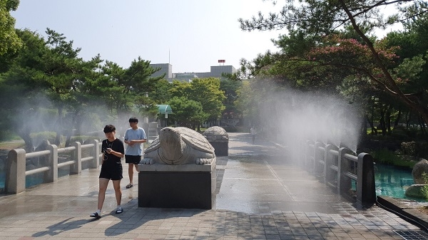 구미시가 폭염대응으로 형곡동 우호의 정원에 쿨링포그 설치해 폭염을 식히고 있다.