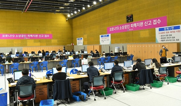 경산시가 코로나19 피해 소상공인 지원을 위해 전국 자치단체 최초로 지난 4월 6일부터 공무원 45명, 미취업 청년 25명 총 70명으로 구성된 코로나19 피해 소상공인 지원 테스크포스(T/F)팀을 만들어 피해 소상공인을 지원하고 있다.