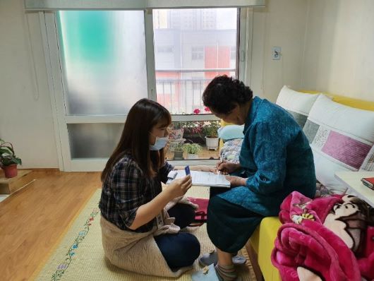 방문보건복지팀, 단독거주 장애인 및 노년층 세대 찾아가는 방문 신청 접수에 나서고 있다