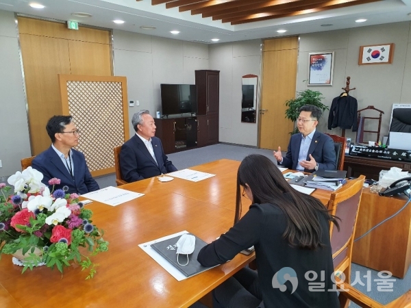 윤상기 군수(왼쪽에서 두번째)가 김현수 농림축산식품부 장관(왼쪽에서 세번째)을 만나 현안사업 국고예산 지원을 요청했다.