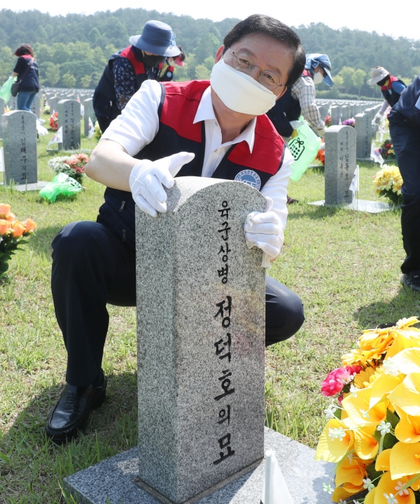 9일 장종태 서구청장이 사병 제1묘역에 대한 환경정비를 하고 있다.