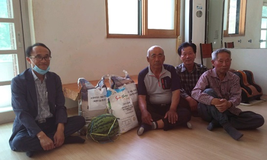 전남 광양시 옥곡면은 33개 경로당에 쌀과 수박을 전달했다.