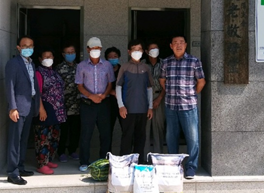 전남 광양시 옥곡면은 33개 경로당에 쌀과 수박을 전달했다.