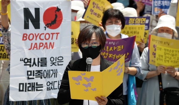 이나영 정의기억연대 이사장이 3일 오후 서울 종로구 옛 일본대사관 앞에서 열린 '제1442차 일본군 성노예제 문제해결을 위한 정기 수요시위'에서 발언하고 있다. [뉴시스]