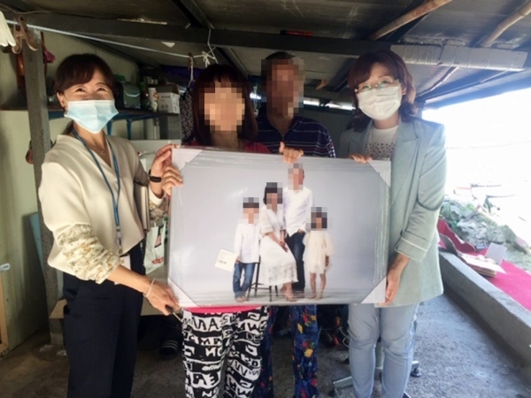 전남 장흥군에서 지원으로 가족사진을 촬영해준다.