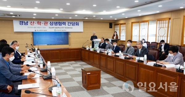 경남과학기술대학교 김남경 총장이 ‘경남 산·학·관 상생협력 간담회’에서 인사말을 하고 있다.