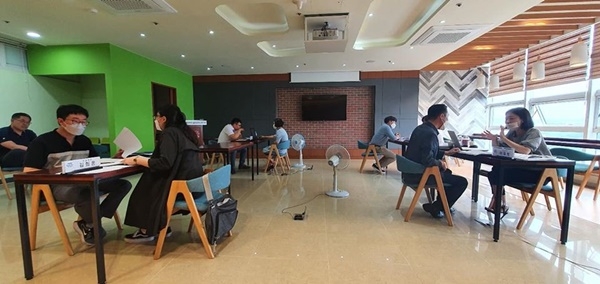 ▲10일 광주광역시는 시청 협업회의실 및 다목적회의실에서 92개 세출예산사업 담당자를 대상으로 성별영향평가 1 대 1 대면 컨설팅을 실시했다.(사진제공=광주광역시)