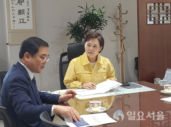 허성무 창원시장이 10일, 김현미 국토교통부 장관을 1년 만에 다시 찾아 '구산해양관광단지 조성사업’의 원활한 추진을 요청했다.