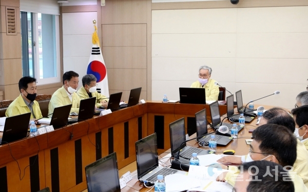 함안군은 지난 8일 2층 소회의실에서 김준간 부군수를 비롯한 간부공무원들이 참석한 가운데 “고민해 봅시다” 함안군 장기 발전방향 보고회를 개최했다.
