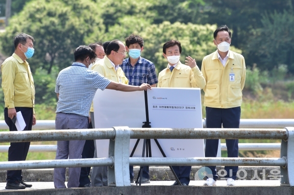 조규일 진주시장은 10일 오후 3시, 다가오는 여름철 자연재난 예방을 위해 중촌 자연재해위험개선지구와 진성 배수펌프장을 방문해 현장점검을 했다.