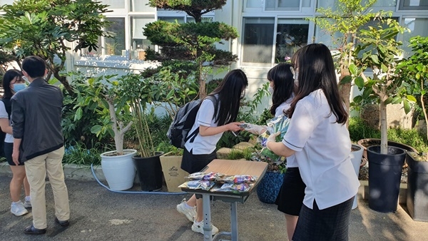 ▲10일 대성여자고등학교가 등교하는 학생들을 대상으로 코로나19 극복을 위한 ‘대성情나눔데이’를 개최했다.(사진제공=광주시교육청)