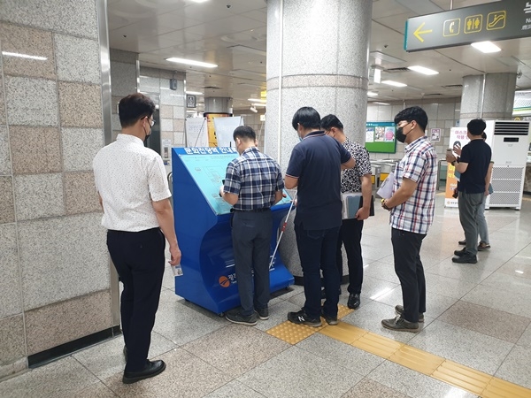 ▲10일 광주도시철도공사는 시각·지체 장애인 단체와 합동으로 교통약자 자문단을 꾸려 역사내 시설 전반에 대한 대대적인 특별 점검을 실시했다.(사진제공=광주도시철도공사)