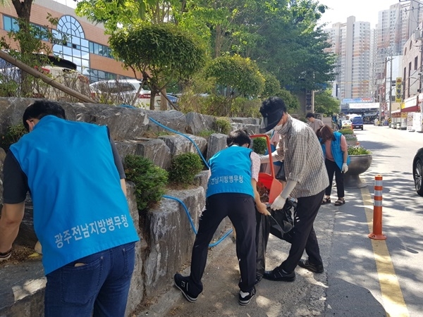 ▲10일 광주·전남지방병무청 ‘행복더하기 봉사단’은 광주천 및 청사 주변 환경정화 활동을 실시했다.(사진제공=광주전남지방병무청)